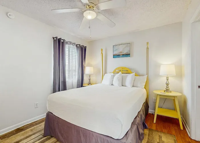 Lakeview With Shared Pool - Just Steps From The Holiday home *