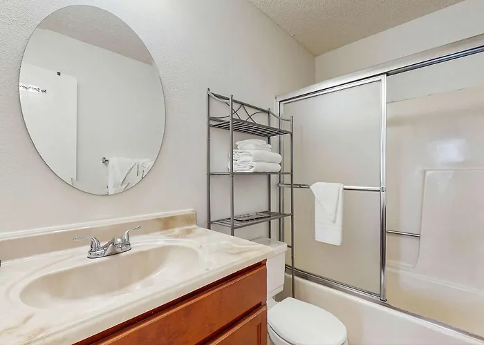 Lakeview With Shared Pool - Just Steps From The *
