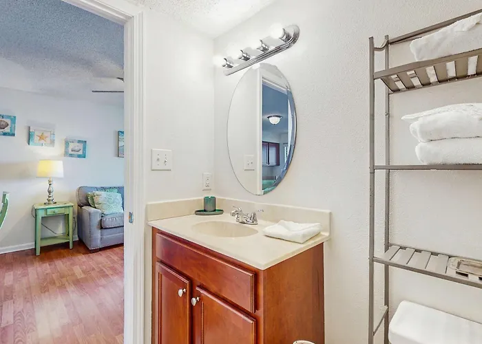 Holiday home Lakeview With Shared Pool - Just Steps From The Gulf Shores